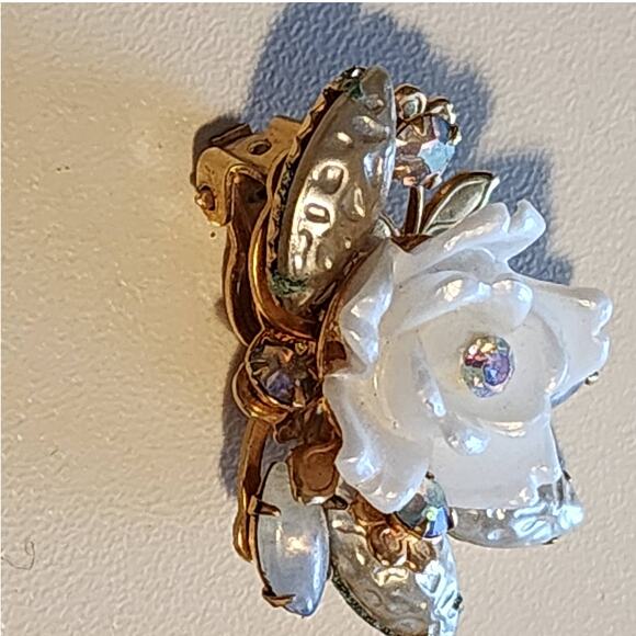 Vintage Beau Jewels Flower Earrings Clip-ons with White Flowers and Gold Leaves - Picture 3 of 8
